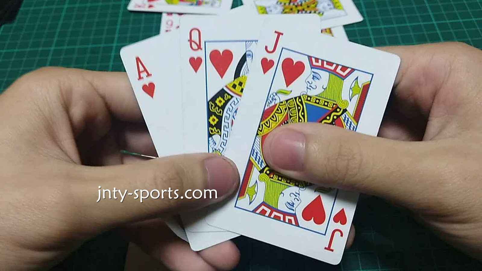 在333体育快速玩起棋牌游戏《越南扑克》经典比大小